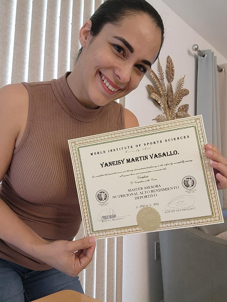 Yaneisy Martin con certificado WISS de Master Asesora Nutricional Alto Rendimiento Deportivo