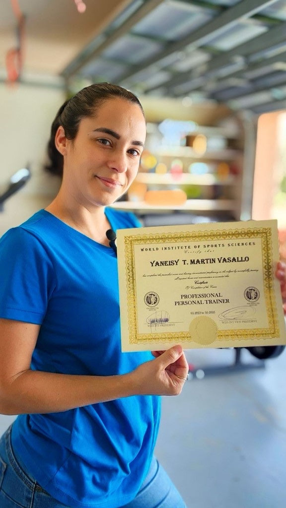 Yaneisy Martin con certificado WISS de Entrenadora Personal Profesional
